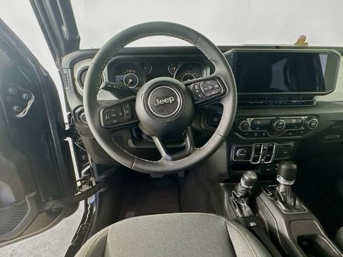 Used 2025 Jeep Gladiator Sport AWD/4WD image 15