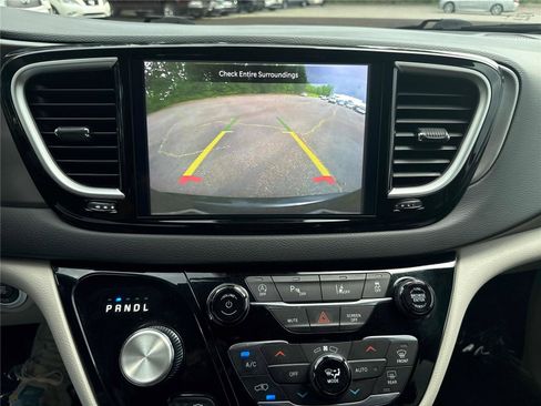 Used 2023 Chrysler Pacifica Touring-L FWD image 22