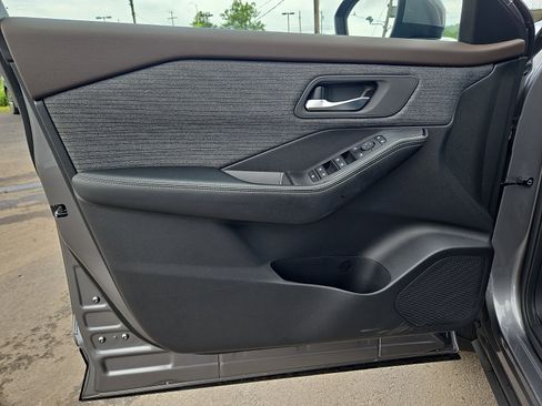 Used 2023 Nissan Rogue SV AWD/4WD image 12