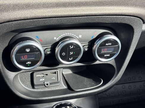 Used 2014 FIAT 500L Trekking w/ Popular Equipment Group FWD image 19