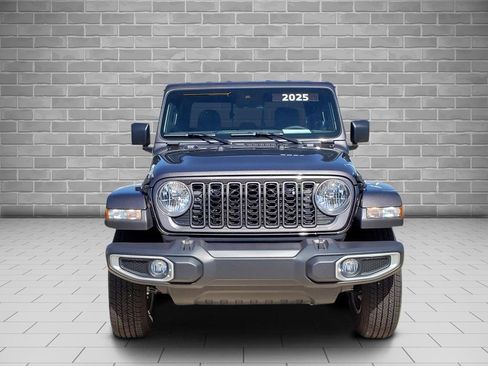 Used 2025 Jeep Gladiator Sport image 2