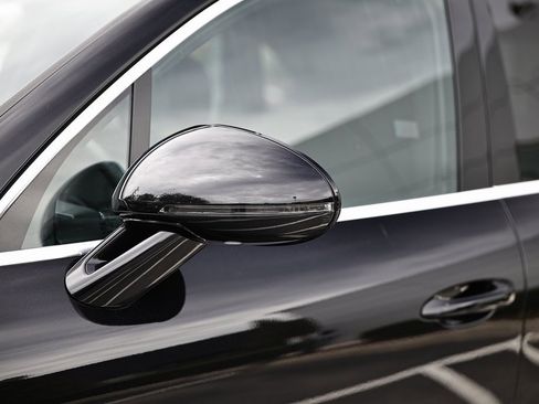 Certified 2024 Porsche Macan image 13