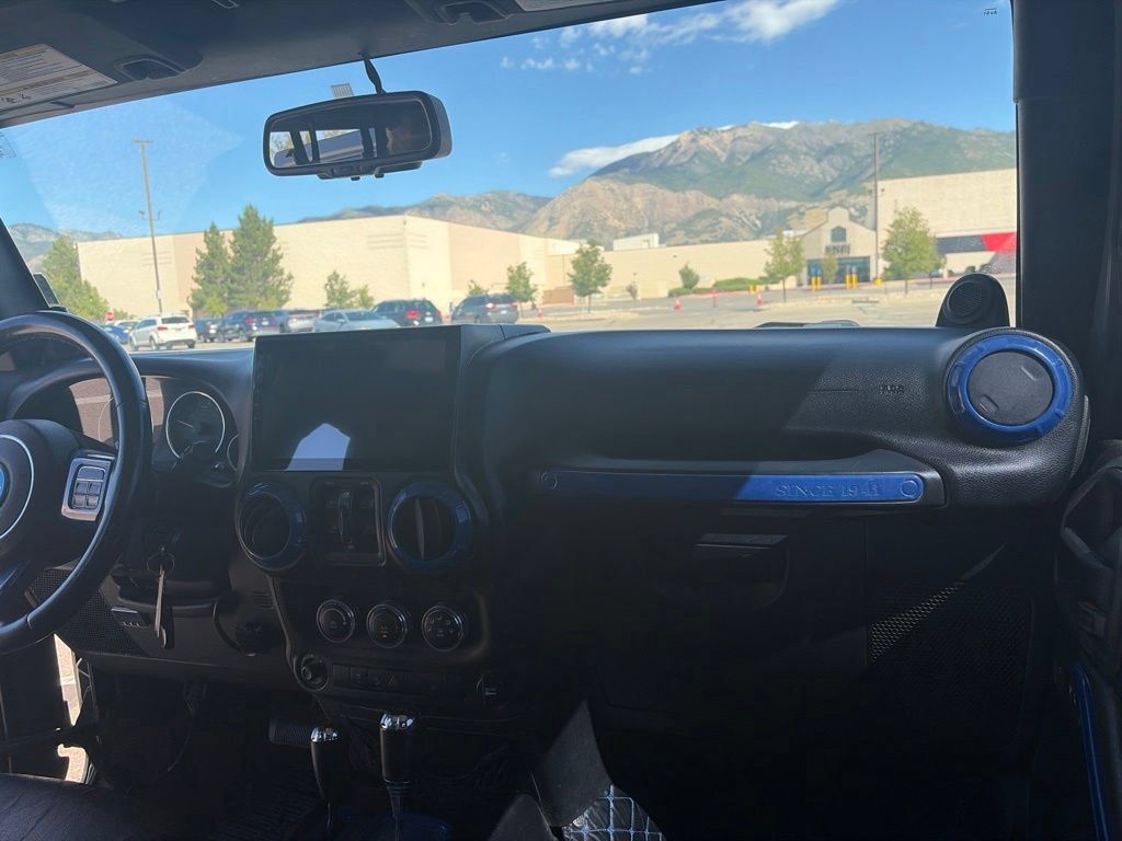 Used 2014 Jeep Wrangler Unlimited Rubicon w/ Connectivity Group AWD/4WD image 23