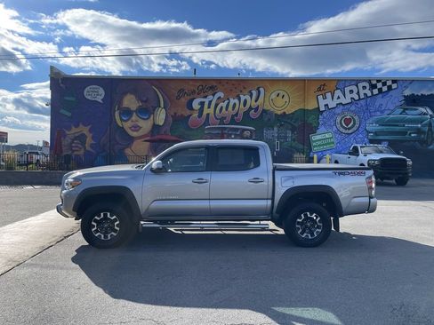 Used 2021 Toyota Tacoma TRD Off-Road w/ Technology Package AWD/4WD image 2