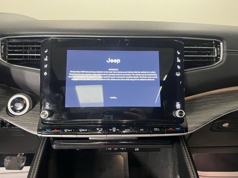 Used 2024 Jeep Wagoneer L Series III w/ Premium Group I image 15