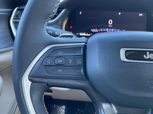 Used 2023 Jeep Grand Cherokee Limited w/ Luxury Tech Group II image 16