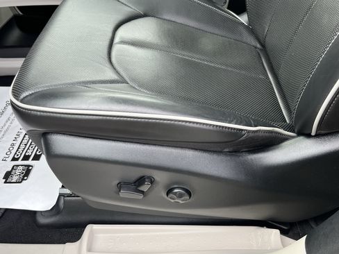 Used 2024 Chrysler Pacifica Limited FWD image 19