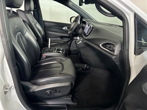 Used 2023 Chrysler Pacifica Touring-L w/ Uconnect Theater Family Group image 28