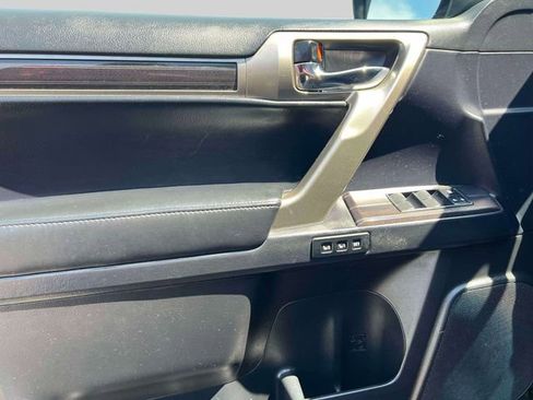 Used 2020 Lexus GX 460 Premium w/ Premium Package image 19