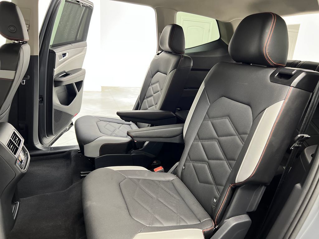 Used 2025 Volkswagen Atlas Peak Edition SE AWD/4WD image 18