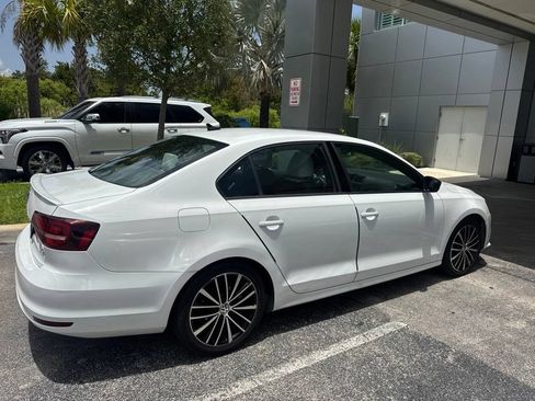 Used 2016 Volkswagen Jetta Sport FWD image 3