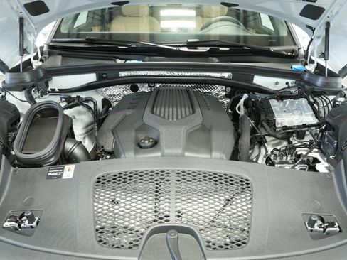 Certified 2026 Porsche Macan AWD/4WD image 30