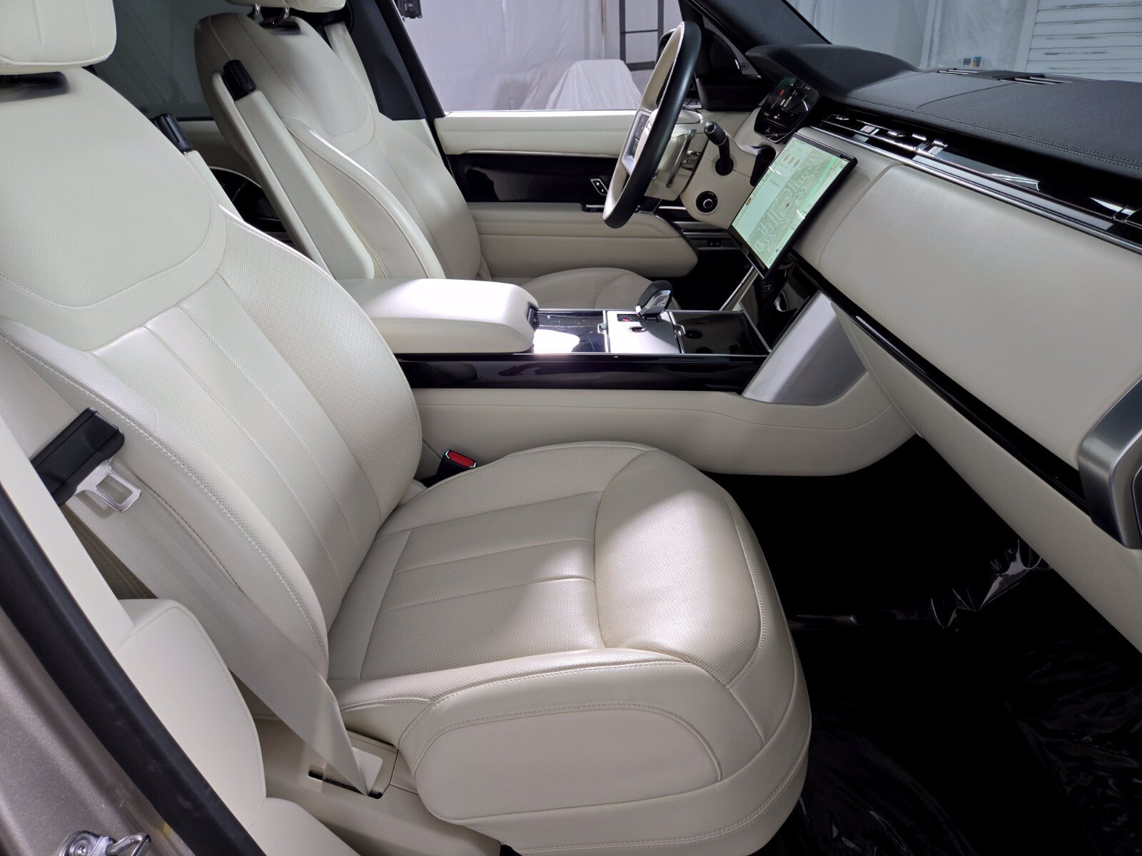 Used 2025 Land Rover Range Rover SE AWD/4WD image 3