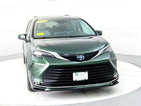 Certified 2024 Toyota Sienna XLE image 8