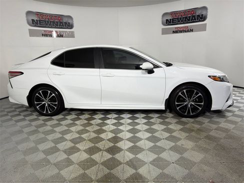 Used 2019 Toyota Camry SE image 3