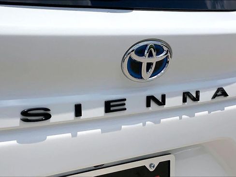 Used 2025 Toyota Sienna XSE FWD image 31