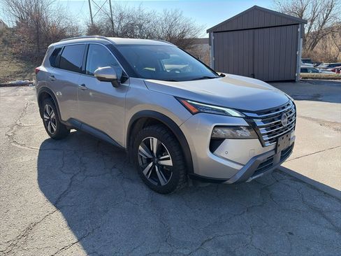 Used 2024 Nissan Rogue SL image 3