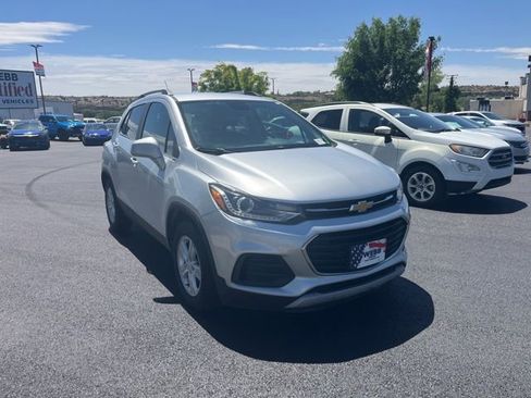 Used 2020 Chevrolet Trax LT w/ LT Convenience Package FWD image 3