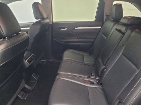 Used 2017 Toyota Highlander XLE w/ Carpet Mat Package image 18