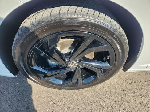 Certified 2025 Volkswagen Jetta SE w/ Sunroof Package image 9