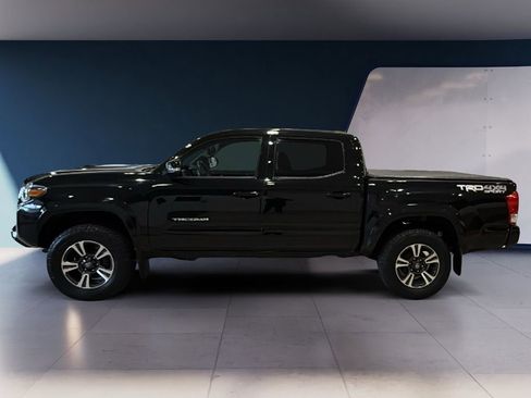 Used 2018 Toyota Tacoma TRD Sport AWD/4WD image 4
