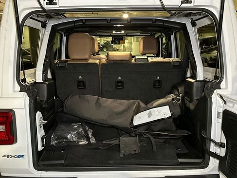 Used 2022 Jeep Wrangler Unlimited Sahara w/ Cold Weather Group image 6