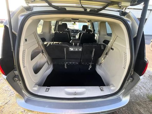 Used 2018 Chrysler Pacifica Touring-L w/ Tire & Wheel Group FWD image 7