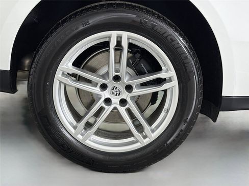 Certified 2026 Porsche Macan AWD/4WD image 13