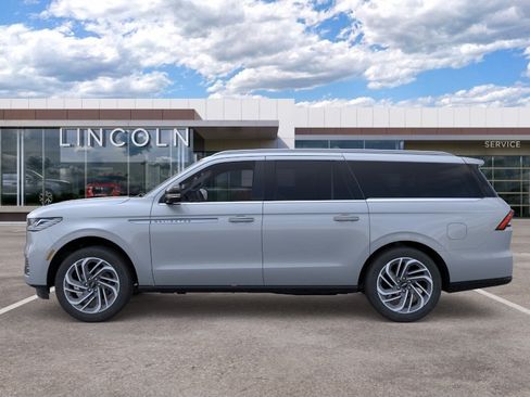 Used 2025 Lincoln Navigator L Reserve AWD/4WD image 3