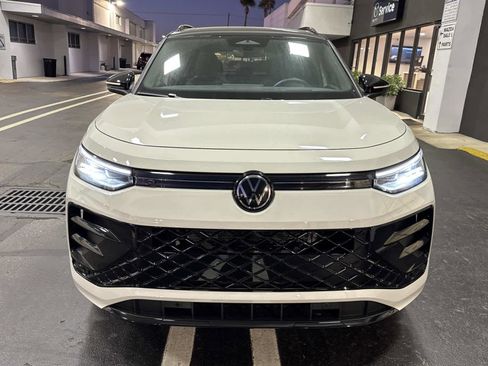 Certified 2025 Volkswagen Tiguan SE R-Line image 8