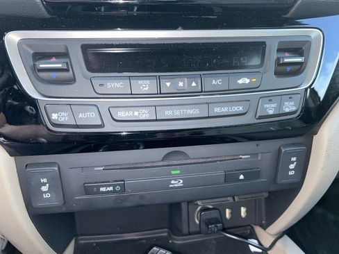 Used 2018 Honda Pilot Touring image 12