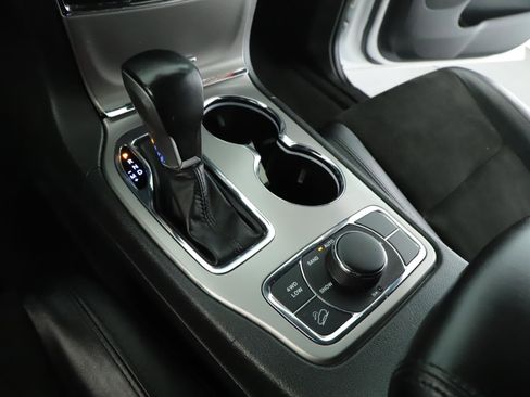 Certified 2022 Jeep Grand Cherokee Laredo X image 17