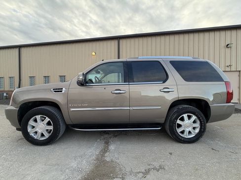 Used 2007 Cadillac Escalade AWD w/ Climate Package image 18