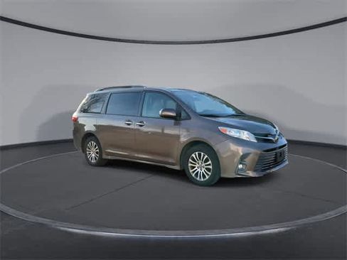 Used 2019 Toyota Sienna XLE image 2