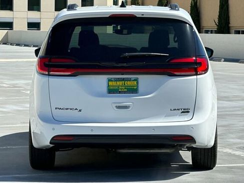 New 2025 Chrysler Pacifica Limited image 5