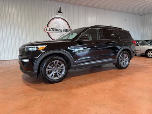 Used 2023 Ford Explorer XLT w/ Equipment Group 202A image 3
