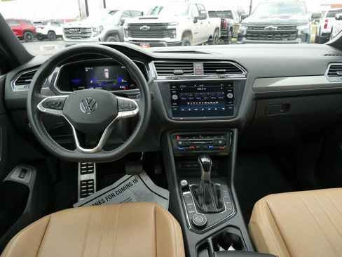 Used 2022 Volkswagen Tiguan SE w/ Panoramic Sunroof Package image 18
