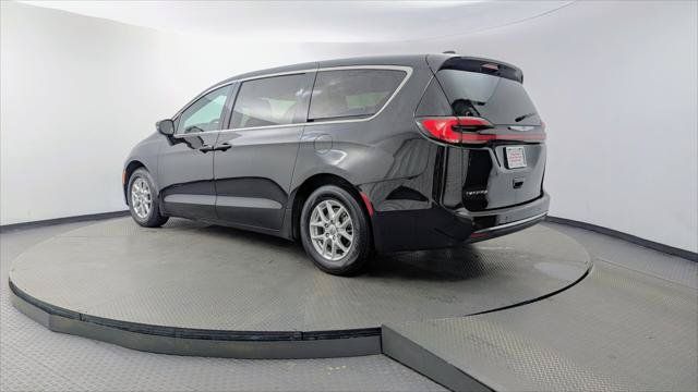 Used 2023 Chrysler Pacifica Touring-L FWD image 6