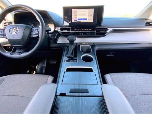 Certified 2025 Toyota Sienna LE image 15