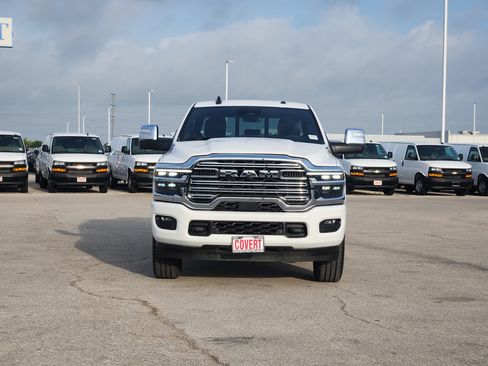 Used 2025 RAM 2500 Laramie AWD/4WD image 2