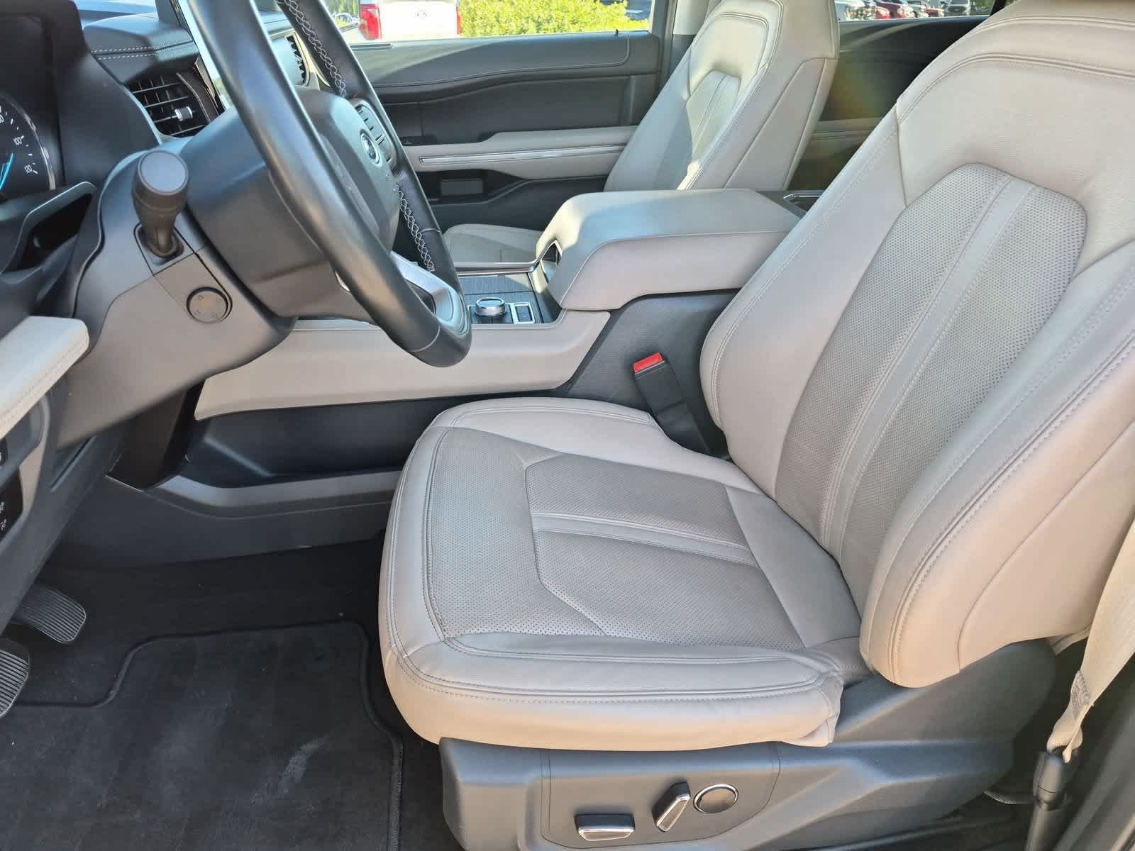 Used 2023 Ford Expedition Limited AWD/4WD image 16