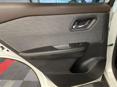 Used 2021 Nissan Rogue SV image 17