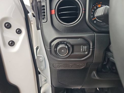 Used 2025 Jeep Wrangler Unlimited Rubicon AWD/4WD image 35
