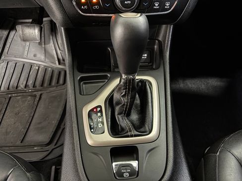 Used 2018 Jeep Cherokee Limited image 26