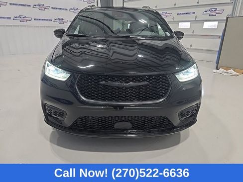 Used 2025 Chrysler Pacifica Limited image 10