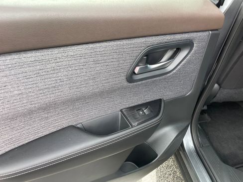 Used 2023 Nissan Rogue SV FWD image 21