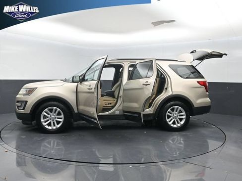 Used 2017 Ford Explorer XLT FWD image 28