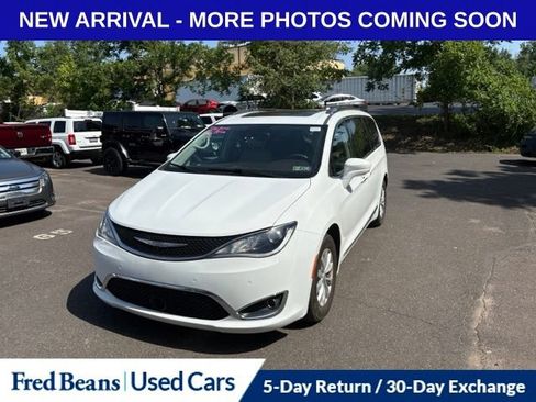 Used 2018 Chrysler Pacifica Touring-L Plus FWD image 2