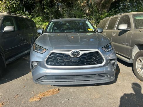 Used 2021 Toyota Highlander XLE image 2