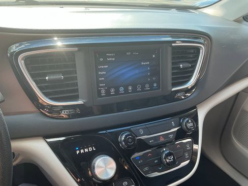 Used 2021 Chrysler Voyager Lxi image 12